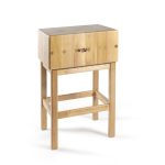 Ceppo in legno su sgabello