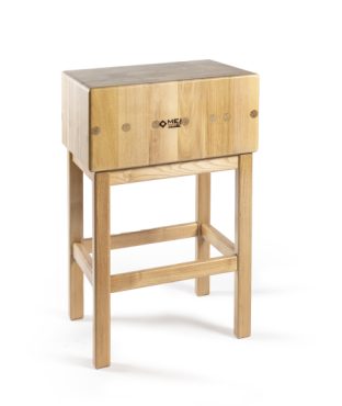 Ceppo in legno su sgabello