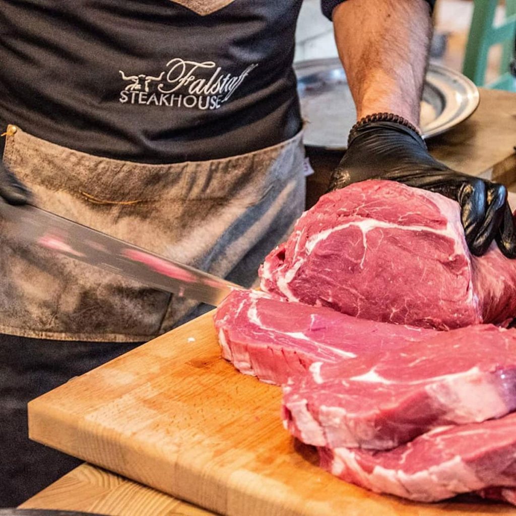Taglio carne su tagliere